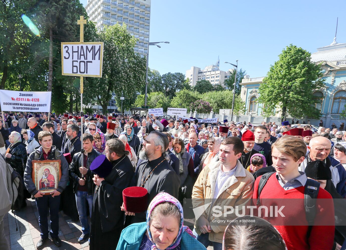 Ukrainian Orthodox Church parishioners protest in Kiev