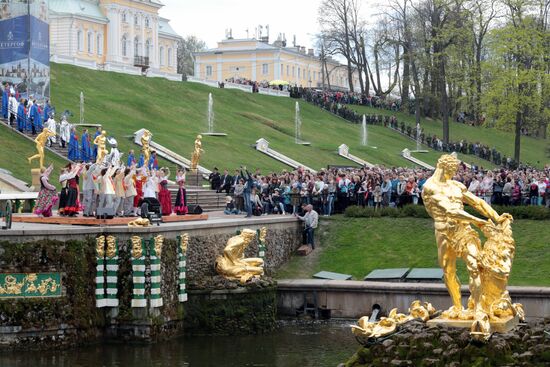 Theatrical spring fountain fest in Peterhof