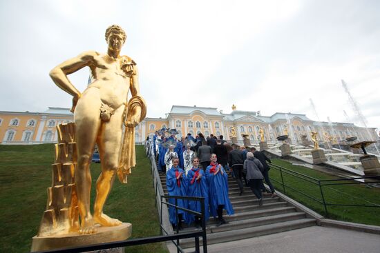 Theatrical spring fountain fest in Peterhof