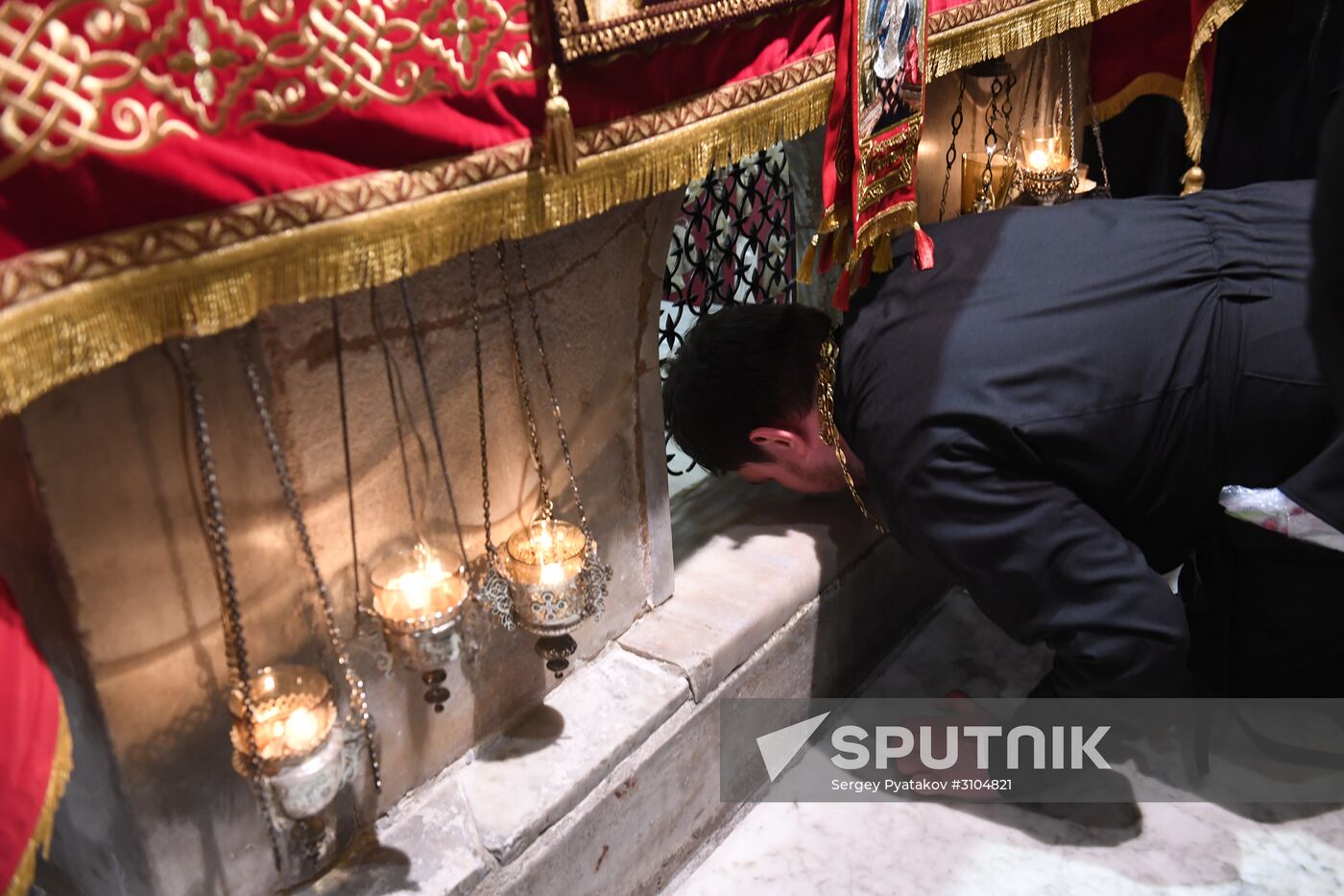 Relics of St. Nicholas travel from Italy to Russia
