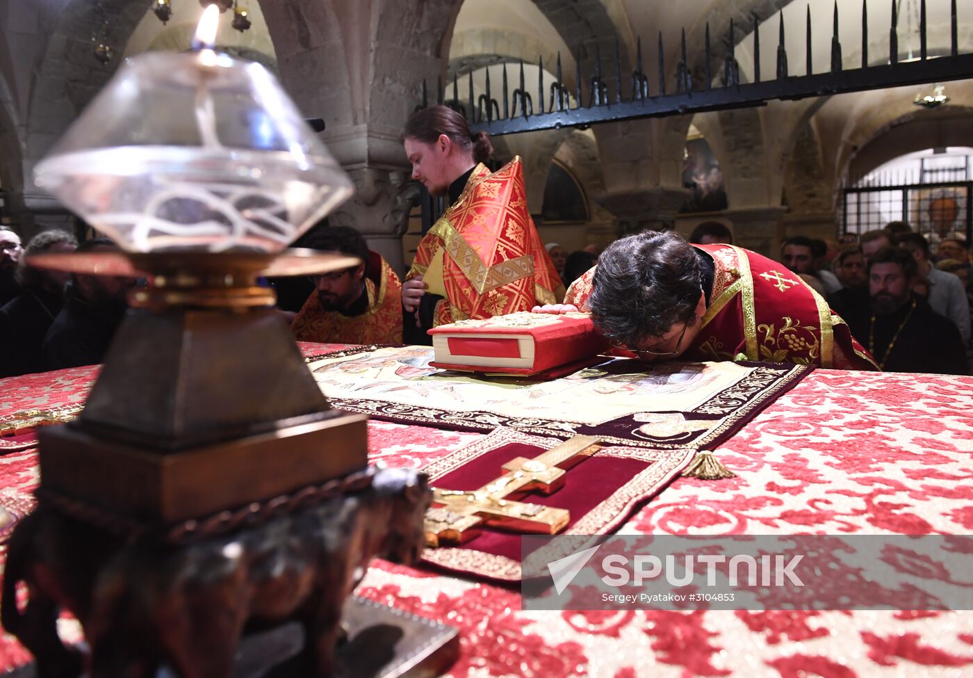 Relics of St. Nicholas travel from Italy to Russia