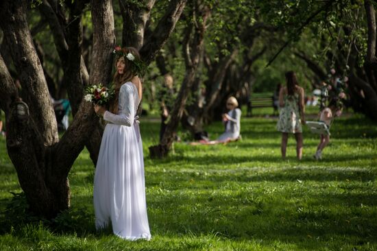 Apple trees start blooming in Moscow