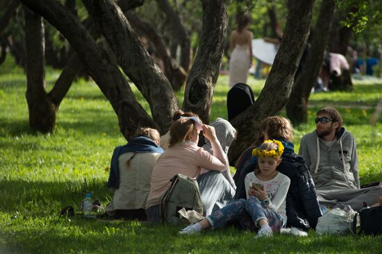 Trees start blooming in Moscow