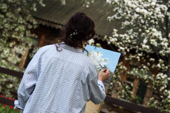 Trees start blooming in Moscow