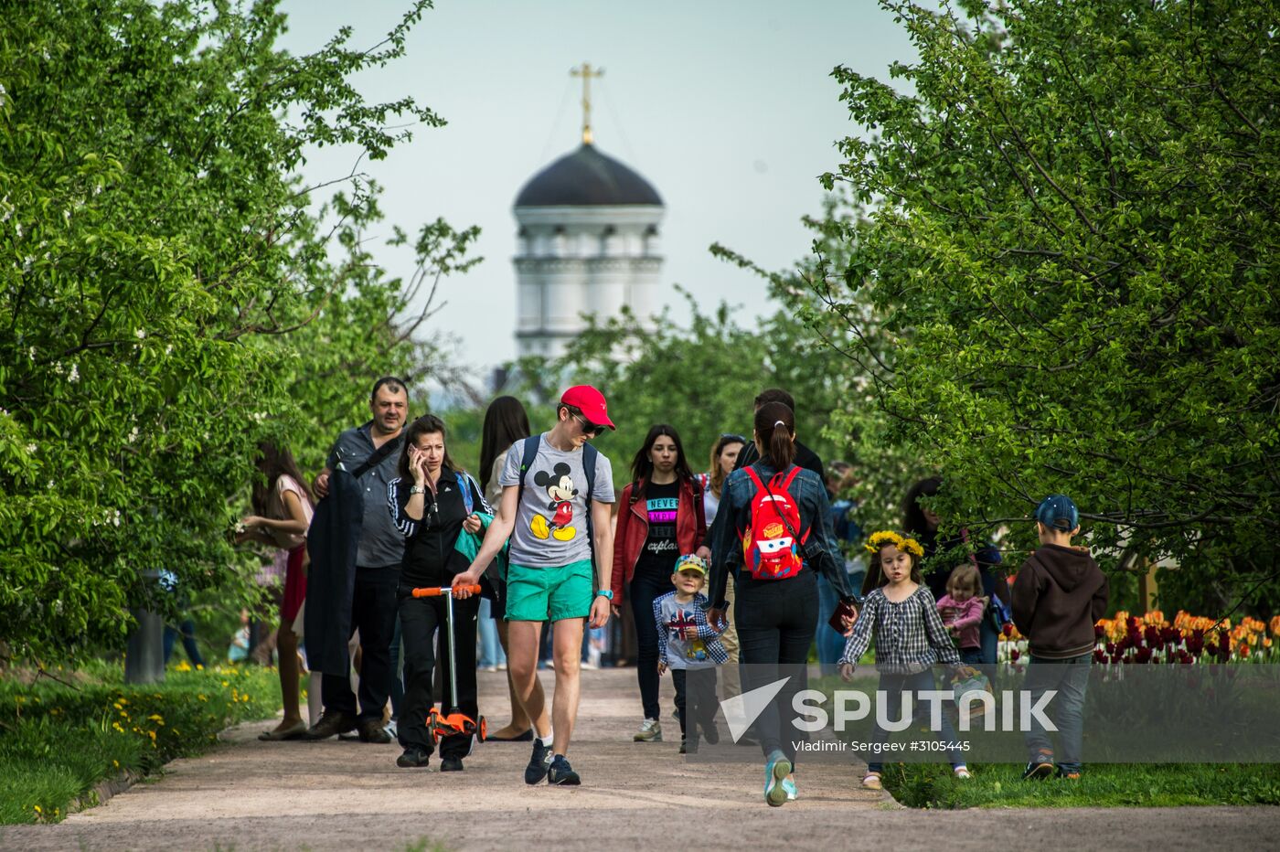 Apple trees start blooming in Moscow