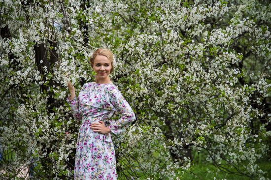 Apple trees start blooming in Moscow
