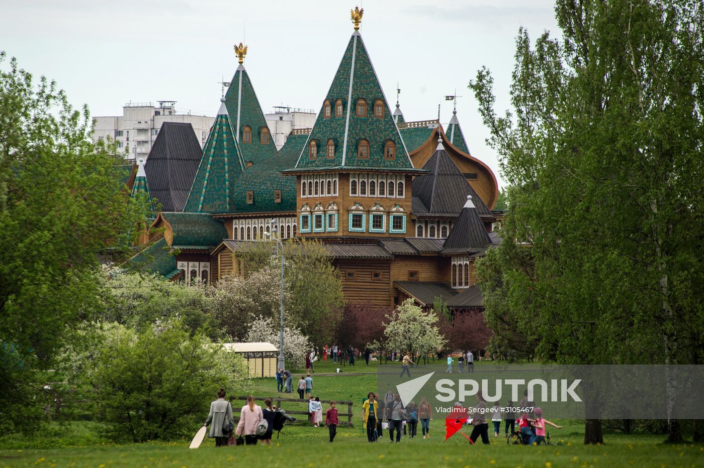Apple trees start blooming in Moscow