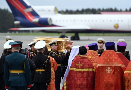 Saint Nicholas relics arrive in Moscow