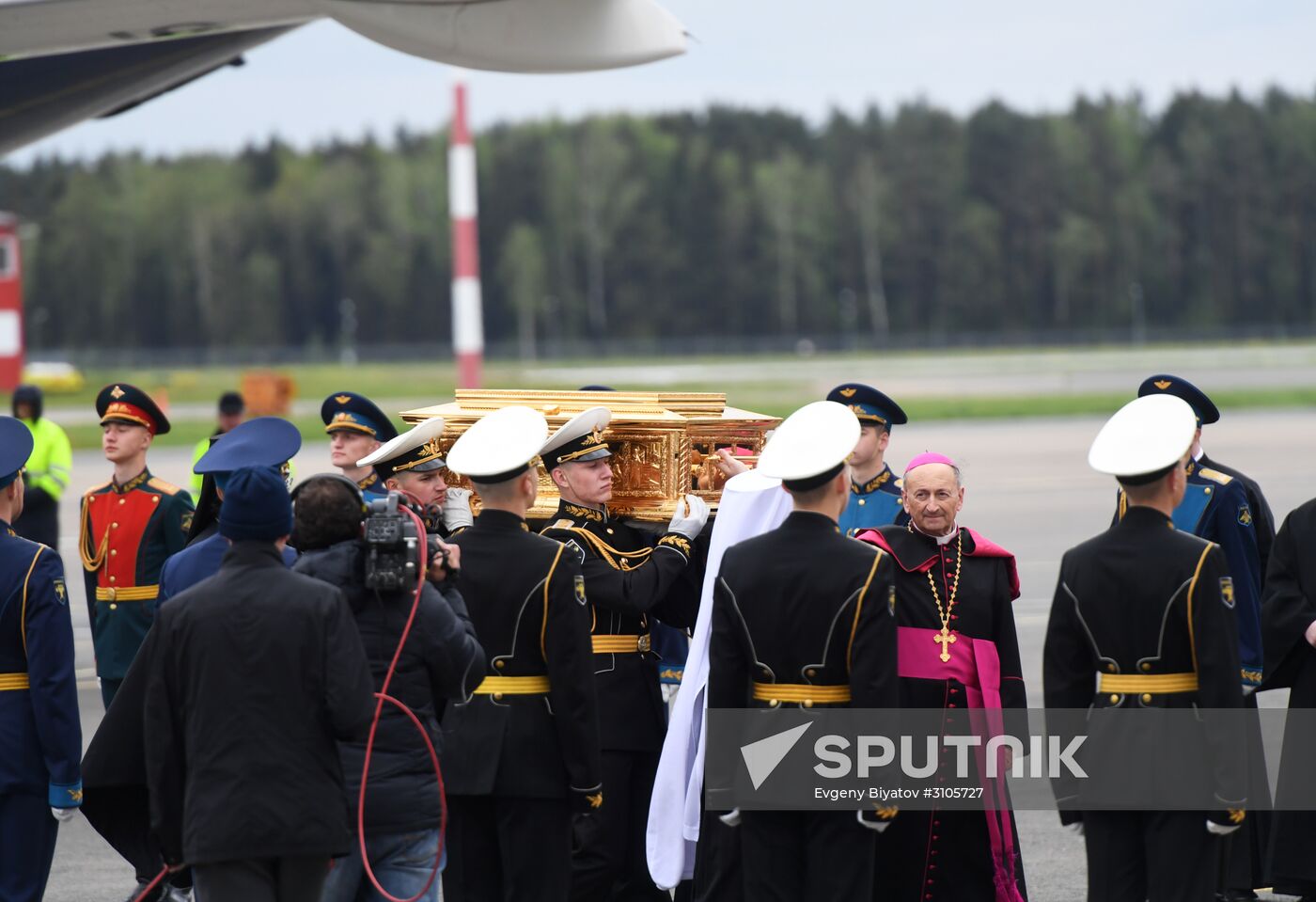 Saint Nicholas relics arrive in Moscow