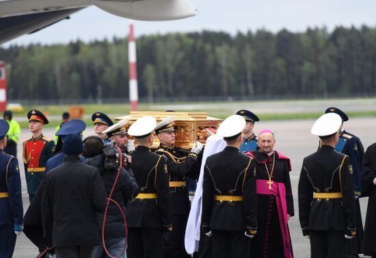 Saint Nicholas relics arrive in Moscow