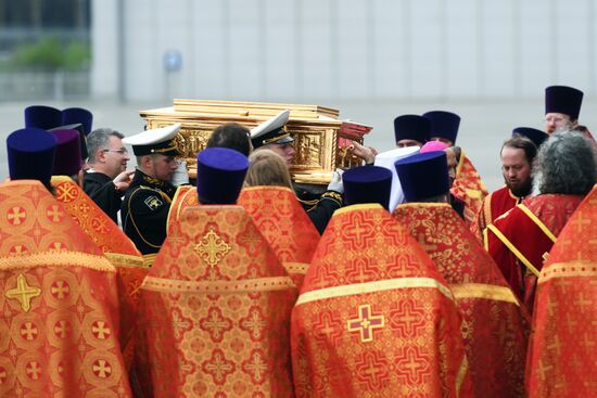 Saint Nicholas relics arrive in Moscow