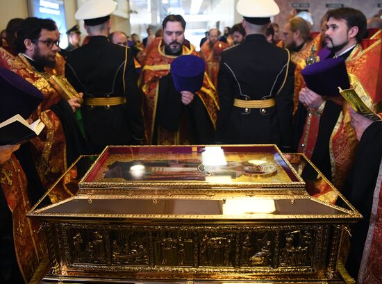 Saint Nicholas relics arrive in Moscow