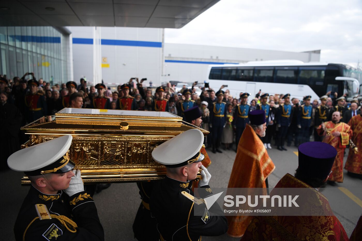 Saint Nicholas relics arrive in Moscow