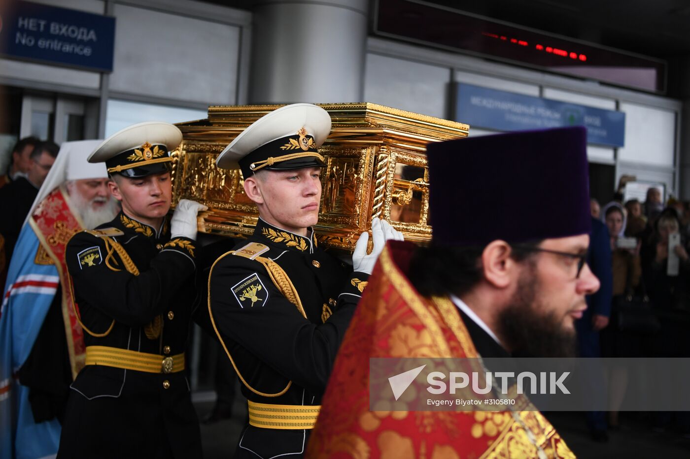 Saint Nicholas relics arrive in Moscow