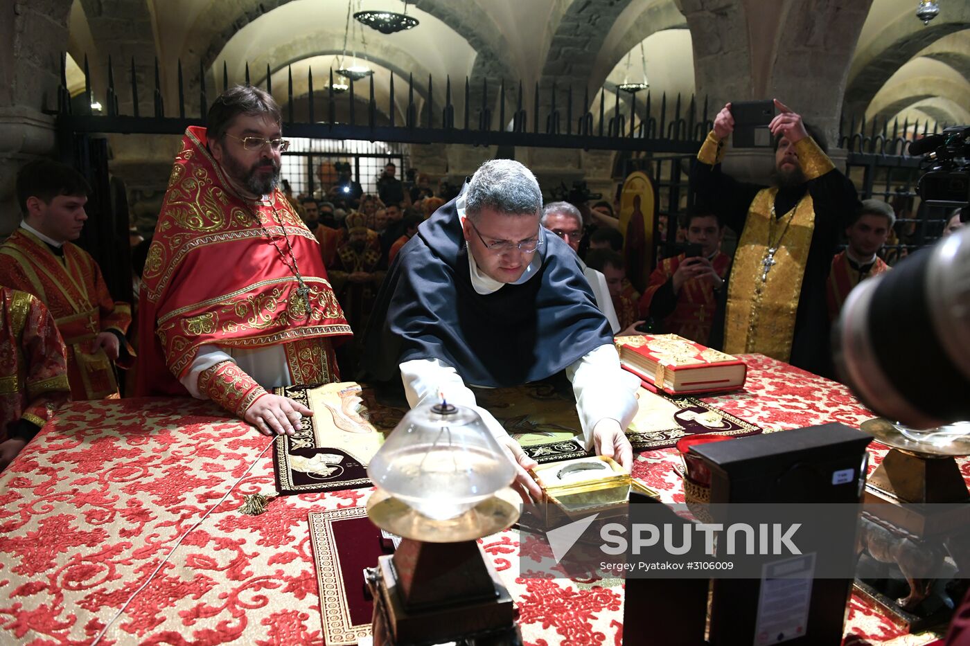 Relics of St. Nicholas travel from Italy to Russia