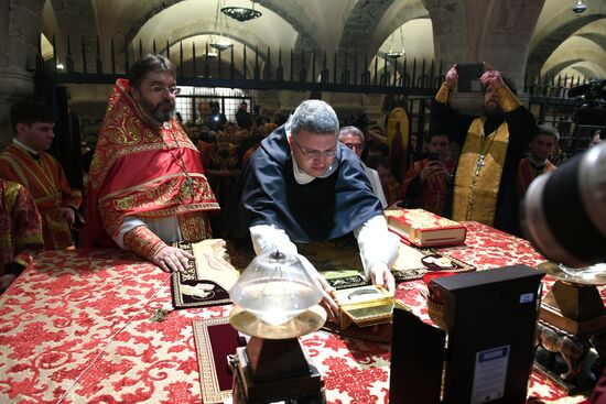 Relics of St. Nicholas travel from Italy to Russia