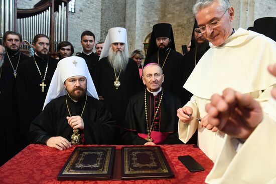 Relics of St. Nicholas travel from Italy to Russia
