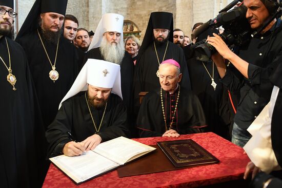 Relics of St. Nicholas travel from Italy to Russia