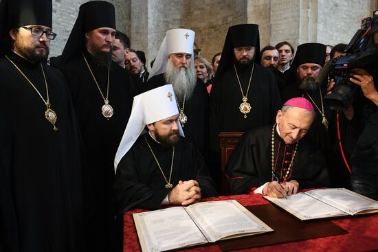 Relics of St. Nicholas travel from Italy to Russia