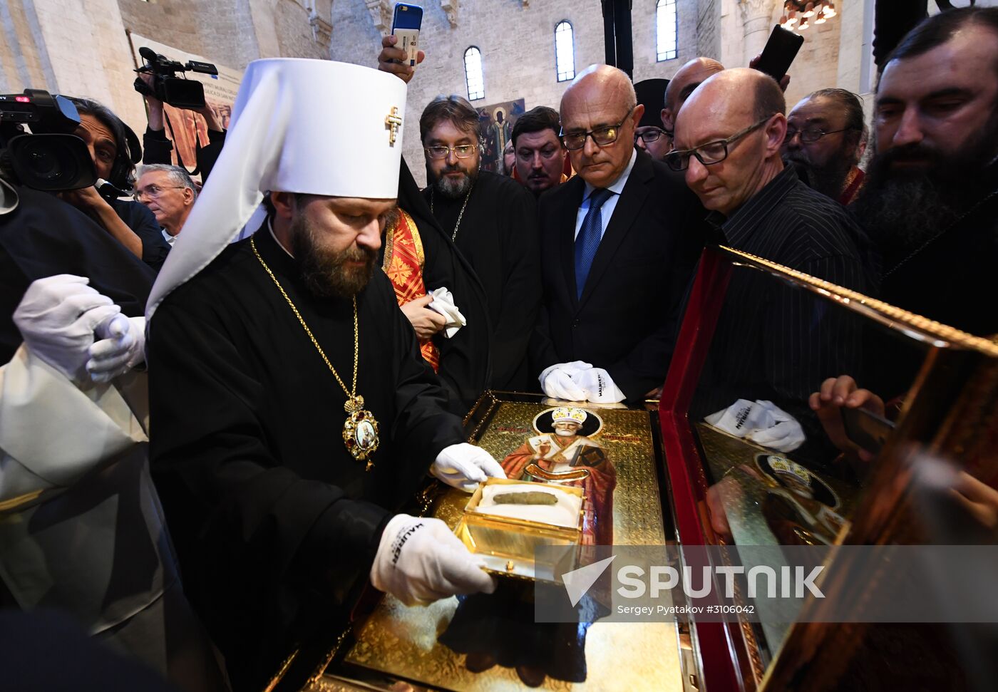 Relics of St. Nicholas travel from Italy to Russia