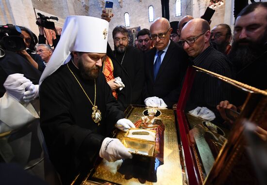 Relics of St. Nicholas travel from Italy to Russia