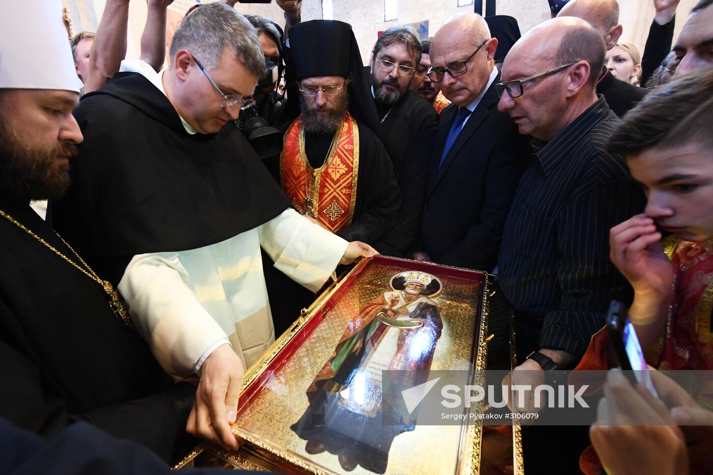 Relics of St. Nicholas travel from Italy to Russia