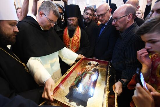 Relics of St. Nicholas travel from Italy to Russia