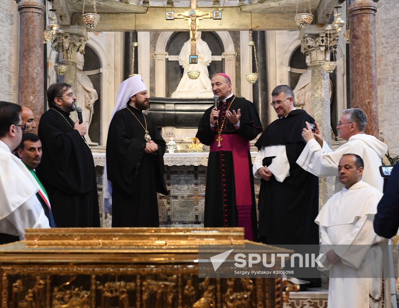 Relics of St. Nicholas travel from Italy to Russia