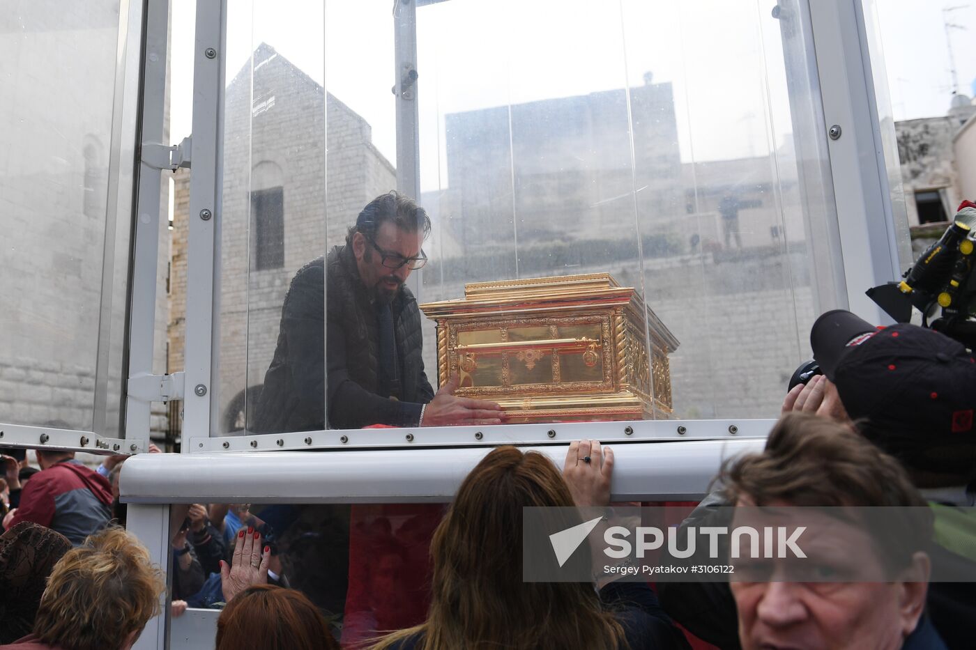 Relics of St. Nicholas travel from Italy to Russia
