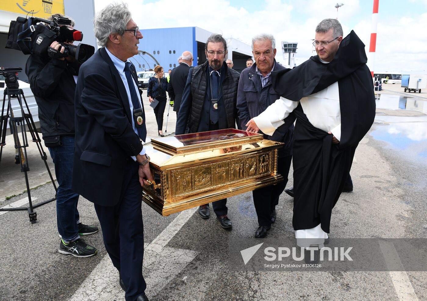 Relics of St. Nicholas travel from Italy to Russia