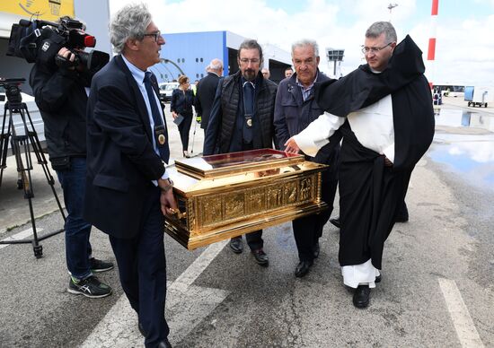 Relics of St. Nicholas travel from Italy to Russia