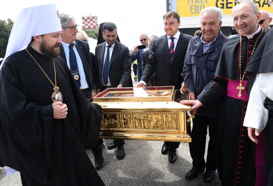 Relics of St. Nicholas travel from Italy to Russia