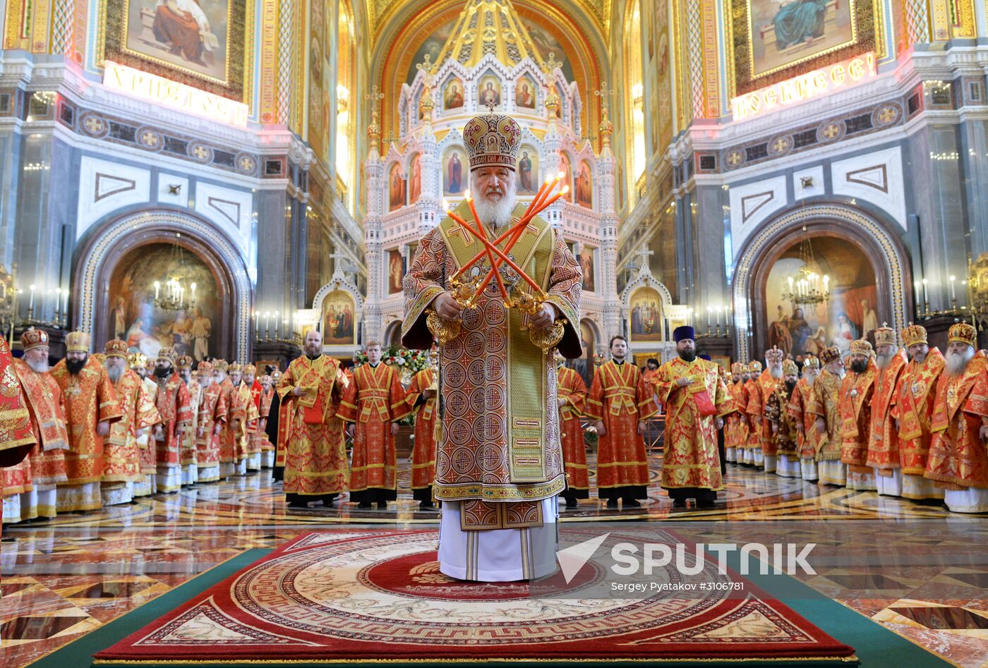 Venerating relics of St. Nicholas the Wonderworker in Christ the Savior Cathedral