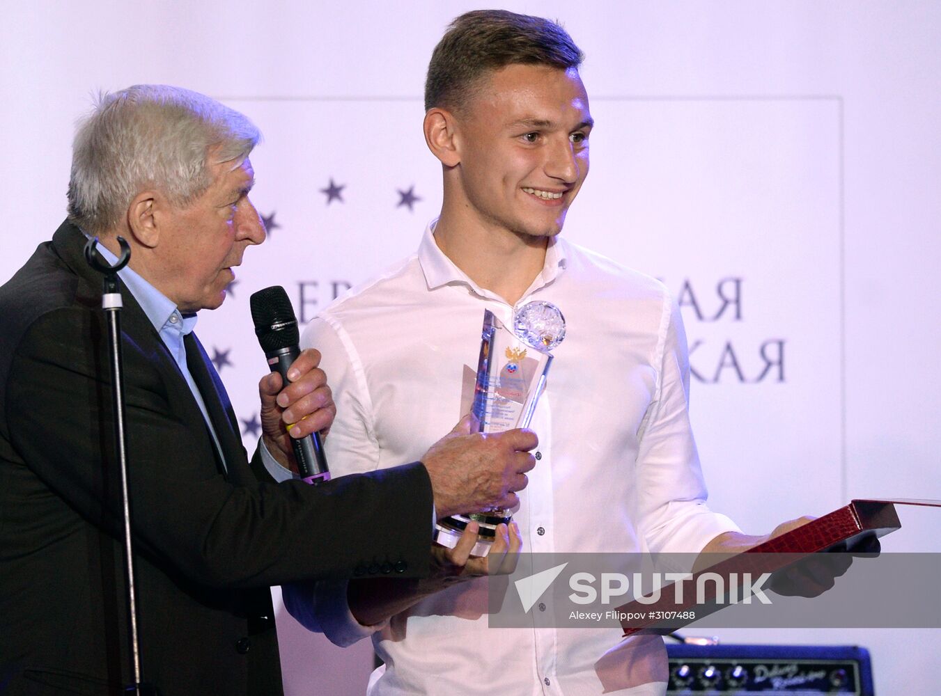 "Premier Prize" football season wrap-up event