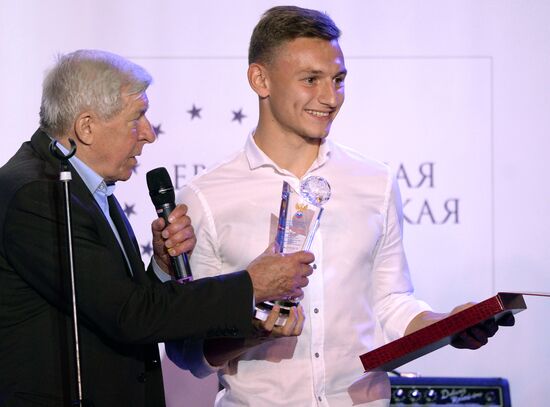 "Premier Prize" football season wrap-up event