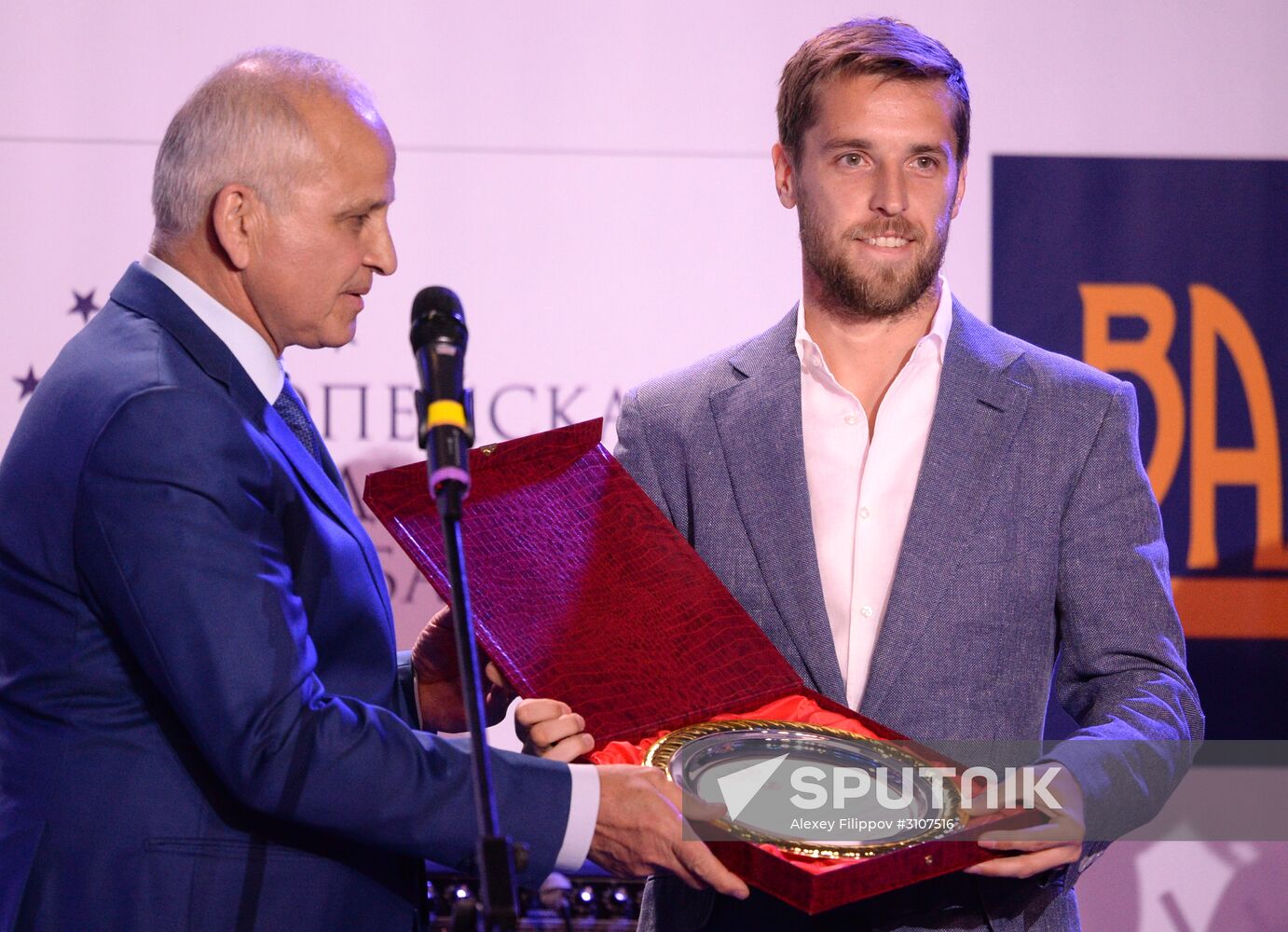 "Premier Prize" football season wrap-up event