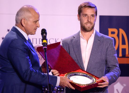 "Premier Prize" football season wrap-up event