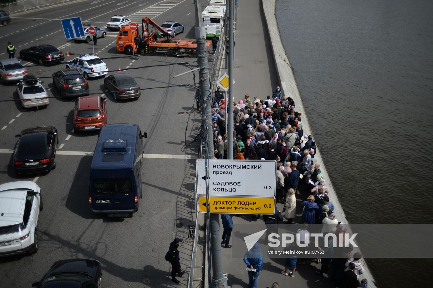 Pilgrims line up to see holy relics of Saint Nicholas