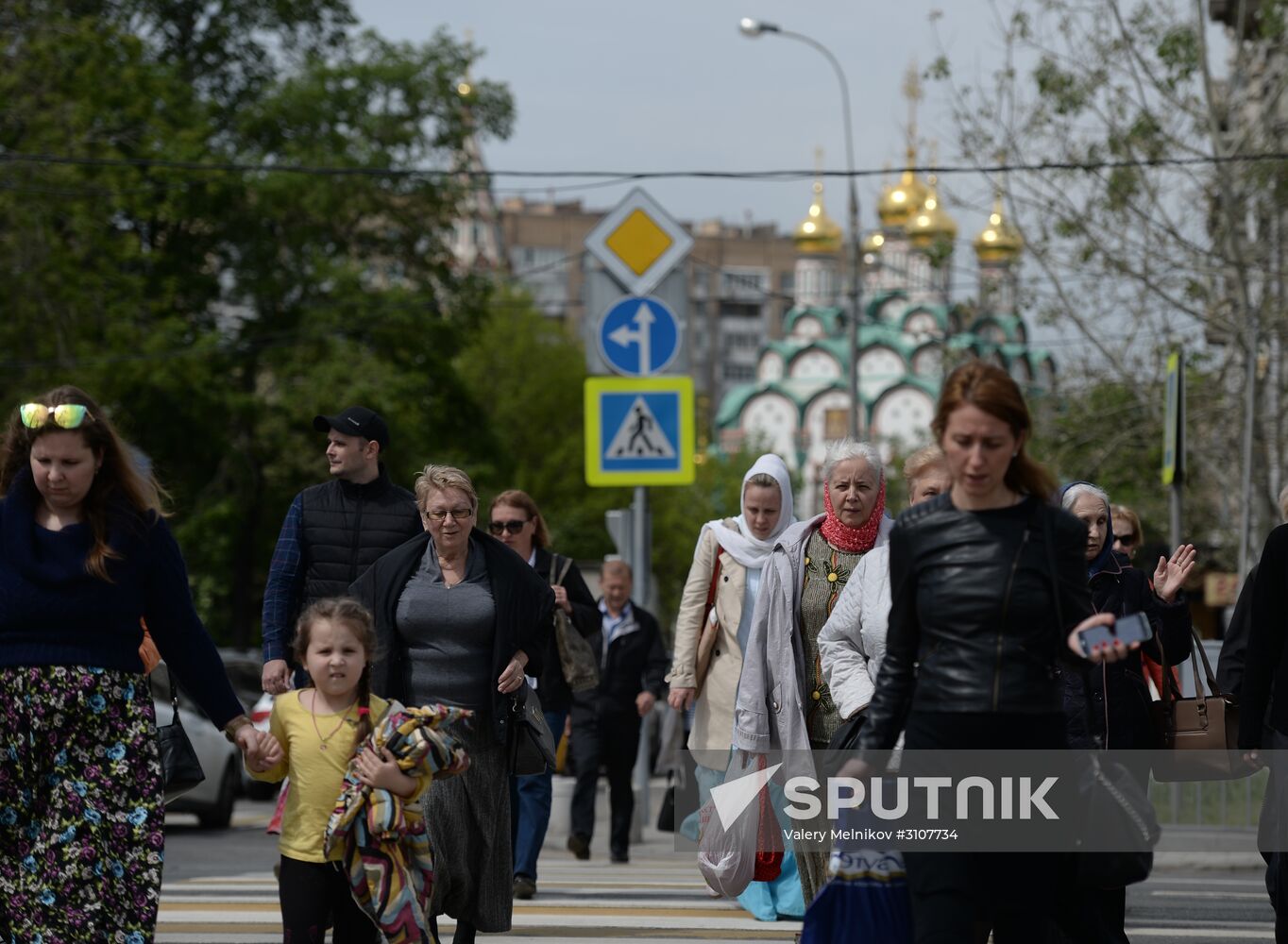 Pilgrims line up to see holy relics of Saint Nicholas