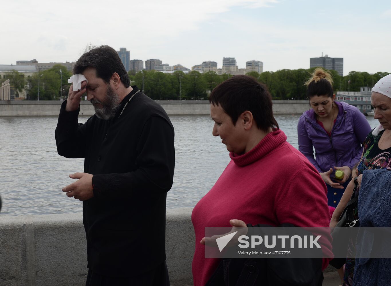 Pilgrims line up to see holy relics of Saint Nicholas
