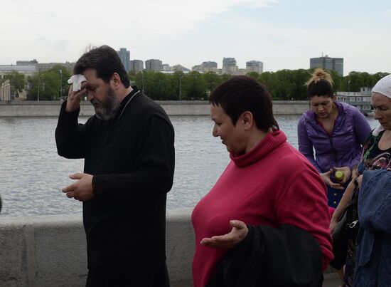 Pilgrims line up to see holy relics of Saint Nicholas