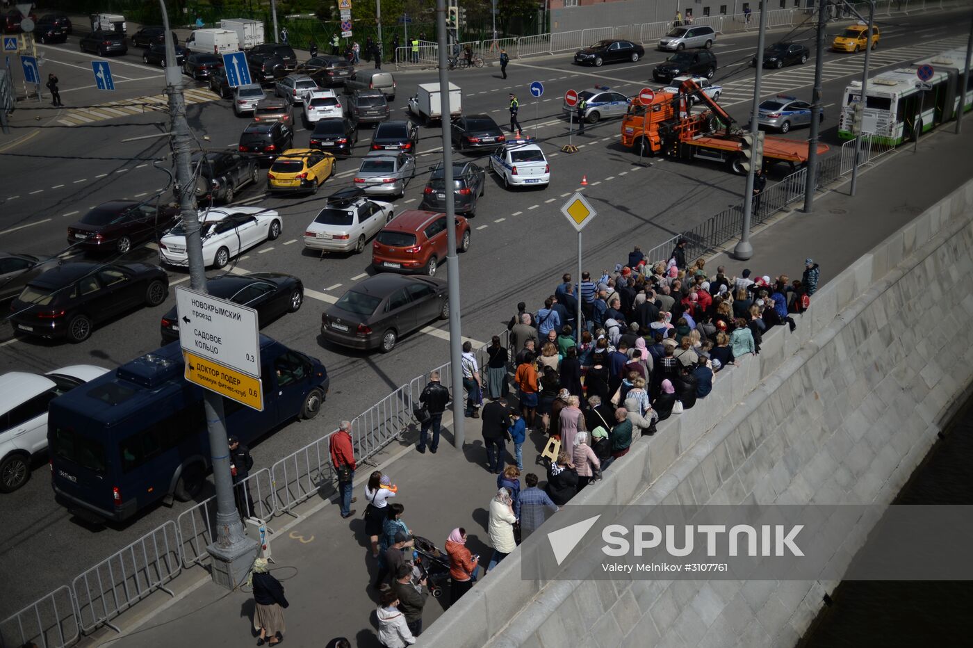 Pilgrims line up to see holy relics of Saint Nicholas