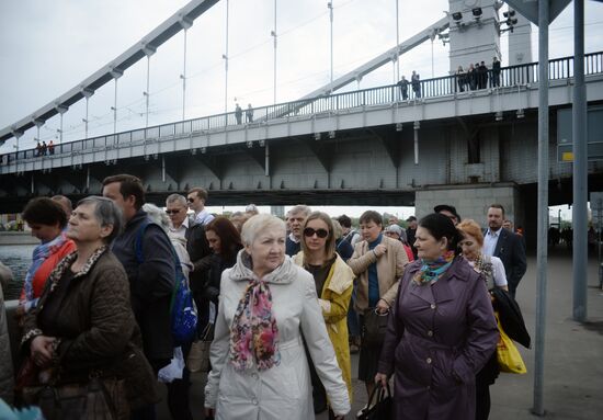 Pilgrims line up to see holy relics of Saint Nicholas