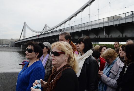 Pilgrims line up to see holy relics of Saint Nicholas
