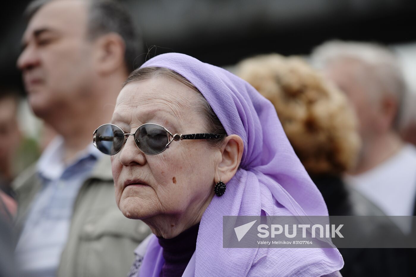 Pilgrims line up to see holy relics of Saint Nicholas