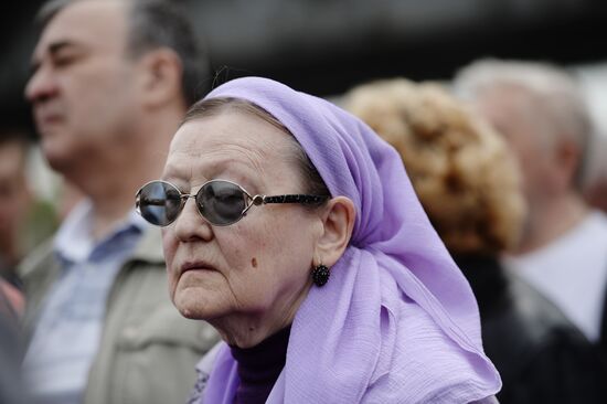 Pilgrims line up to see holy relics of Saint Nicholas
