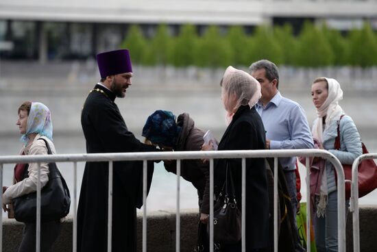 Pilgrims line up to see holy relics of Saint Nicholas