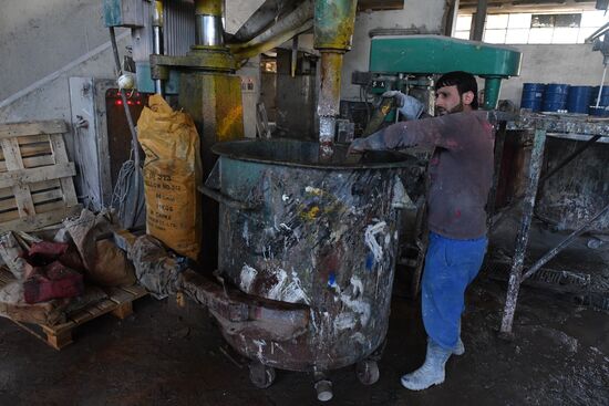 Paint factory in Damascus suburb