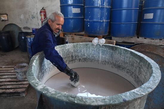 Paint factory in Damascus suburb