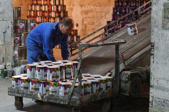 Paint factory in Damascus suburb